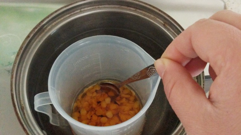 润唇膏,隔热水融化,用勺子搅拌