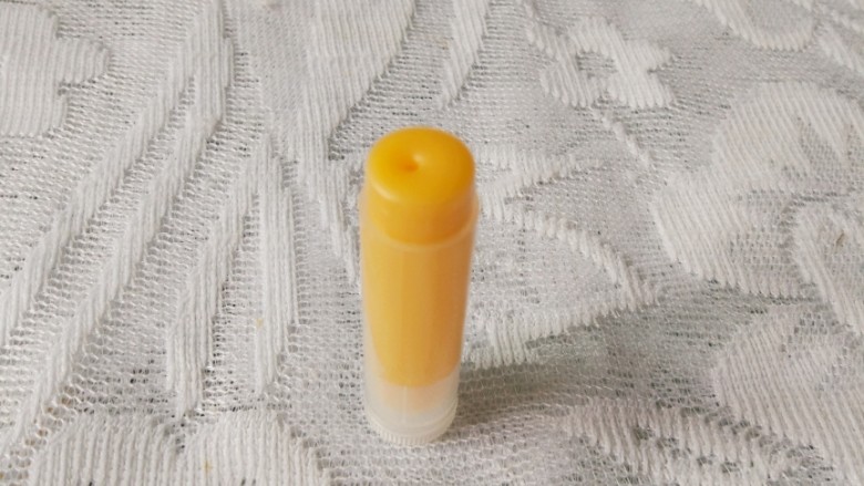 润唇膏,因为热胀冷缩,所以冷却后有小孔,不影响美观和使用。