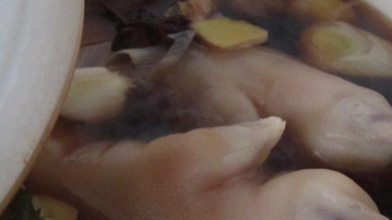 酱猪蹄,用慢火煮三个小时