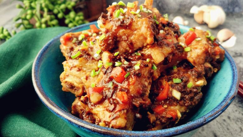 豆豉蒸排骨,取出蒸好的豆豉排骨,洒上葱花,即可出锅