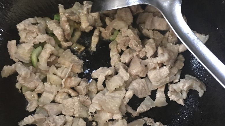 土豆豆角焖面,放入肉丁