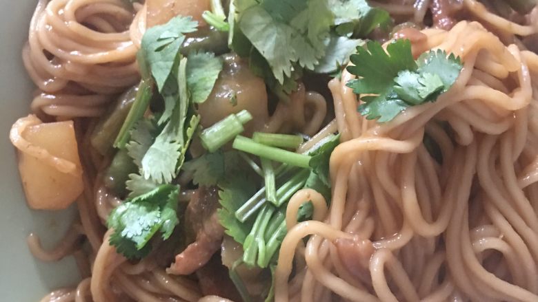 土豆豆角焖面,加入香菜点缀~