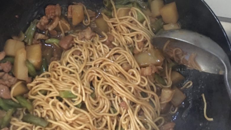 土豆豆角焖面,焖煮,直到面条熟了,锅中水干,注意经常翻动,以免糊锅……