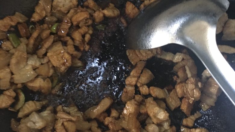 土豆豆角焖面,加入味极鲜以及酱料,根据自己的口味适量添加,我们喜欢重口味,所以酱料多了一些