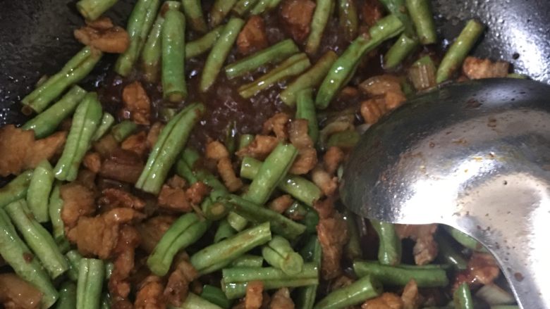 土豆豆角焖面,放入豆角段,不断翻炒^_^