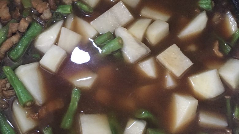 土豆豆角焖面,放入土豆块,加入开水过土豆自己豆角