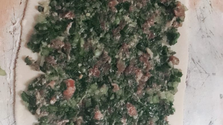 羊肉葱饼,在面皮上切一刀,叠好