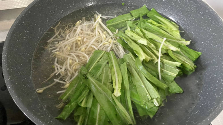 金汤鱼,加入少许食用油,水再开加入绿豆芽油麦菜,焯水半分钟捞出