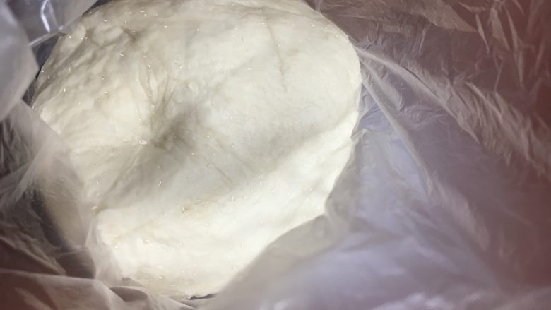 无蛋泡浆椰蓉面包,揉成一个比较光滑的面团,放在保鲜袋里,先室温发酵1小时,再冰箱冷藏发酵过夜