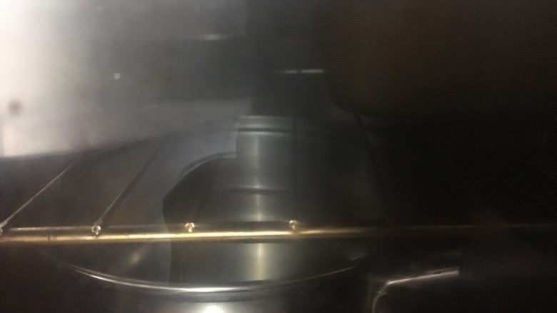 无蛋泡浆椰蓉面包,放入烤箱发酵,并放入一锅开水,大概40分钟左右