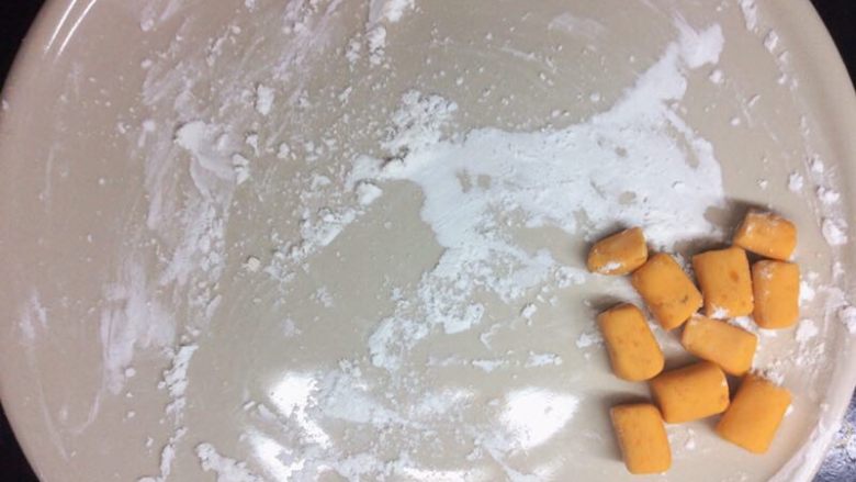 超Q弹的手工芋圆,切好的芋圆,放的时候也要撒玉米淀粉,防粘团。