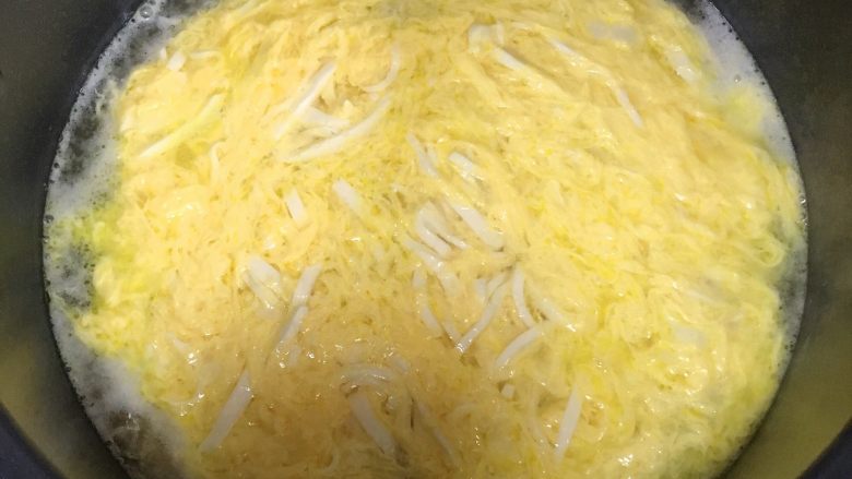 内脂豆腐2吃,锅内放适量水烧开，放入豆腐丝，用筷子搅散开，开了之后打入鸡蛋花