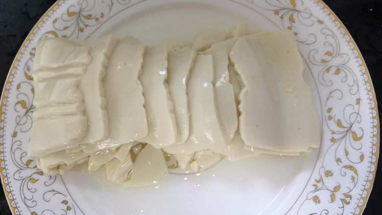 内脂豆腐2吃,另一半豆腐切片，摆盘！