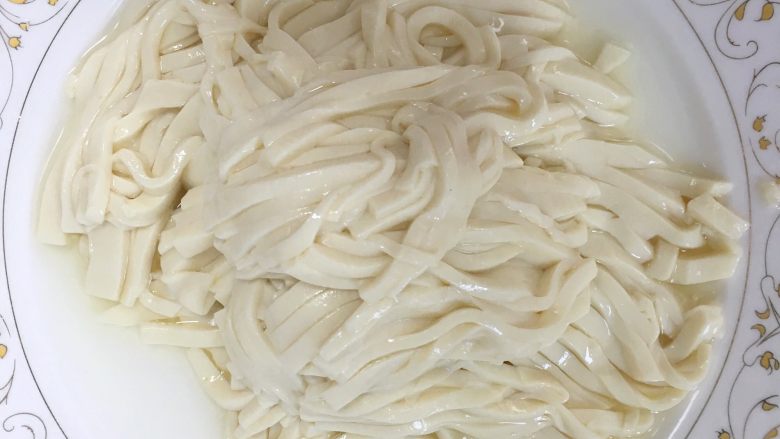 内脂豆腐2吃,首先豆腐汤，一半豆腐切丝备用，切成丁也可以！