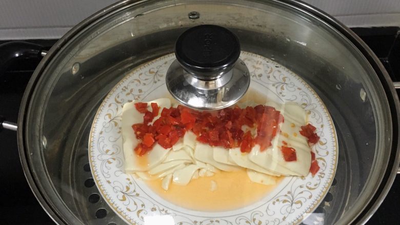 内脂豆腐2吃,豆腐上铺层剁椒，然后上锅蒸10分钟左右！