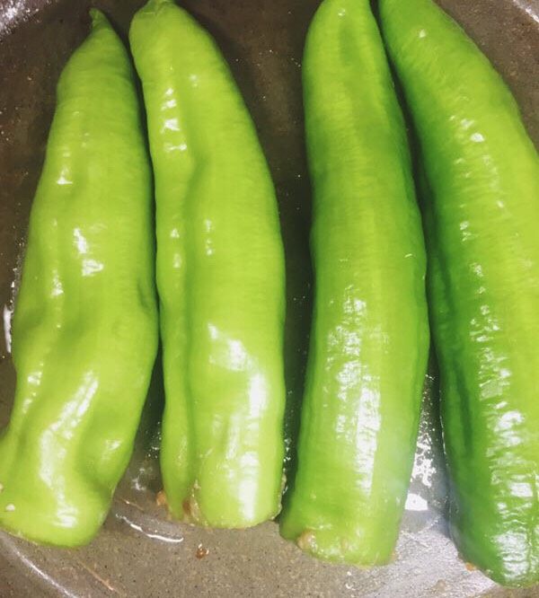 肉酿虎皮尖椒,平底锅放一点点油,尖椒下锅煎