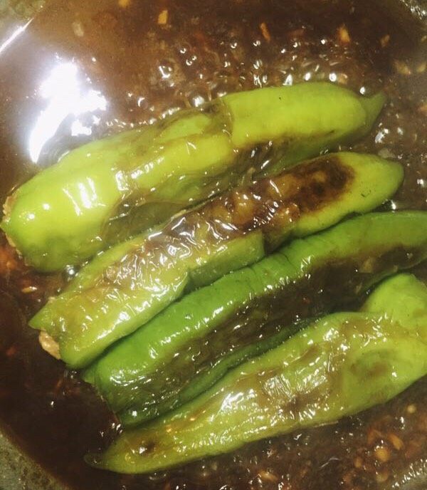 肉酿虎皮尖椒,盖锅盖小火焖15分钟,勾个薄芡(一点玉米淀粉加水),收汁出锅。