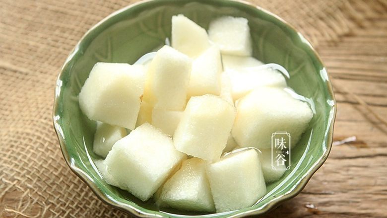 苹果梨子汤,<a style='color:red;display:inline-block;' href='/shicai/ 2404'>梨子</a>去皮去芯切小块。(如果待用时间长,则需要放到水里,防止氧化变黄)