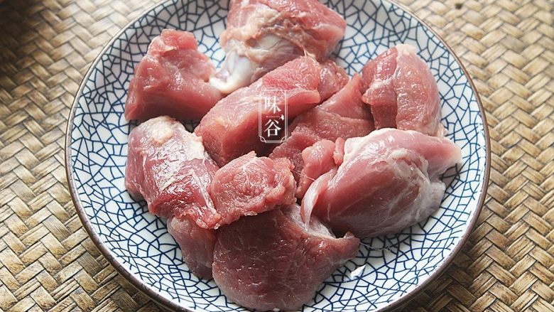 苹果梨子汤,将猪腱肉洗净,切成几大块。