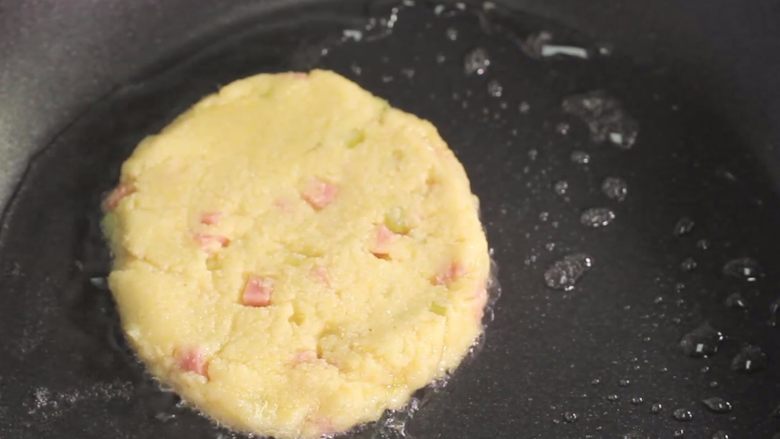 豆渣饼,起锅,倒入少许油,油热后,把豆渣捏成的小饼放入锅中,小火慢煎,两面金黄就好了。