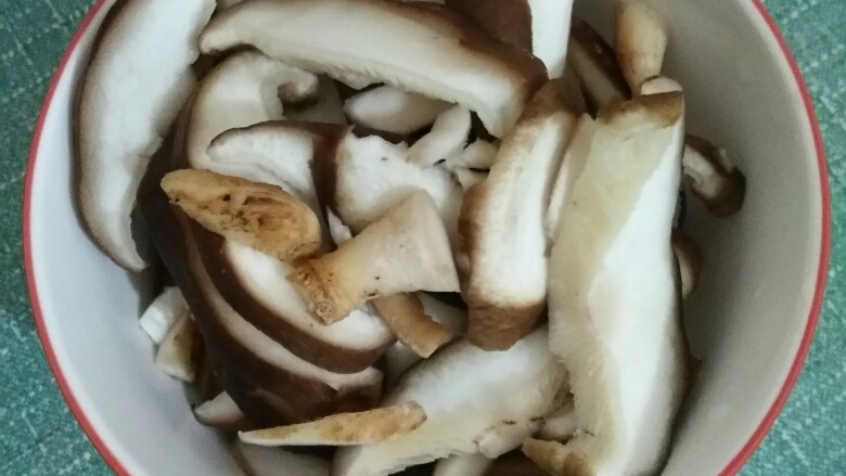 香菇青菜,<a style='color:red;display:inline-block;' href='/shicai/ 230'>香菇</a>去跟，切片，焯水备用