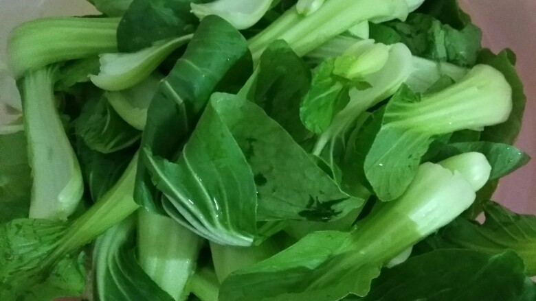 香菇青菜,<a style='color:red;display:inline-block;' href='/shicai/ 7607'>小青菜</a>掰开