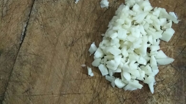 香菇青菜,蒜拍碎。先将蒜末爆香，加入香菇翻炒，加入青菜，出锅前加入盐，鸡精，耗油，出锅