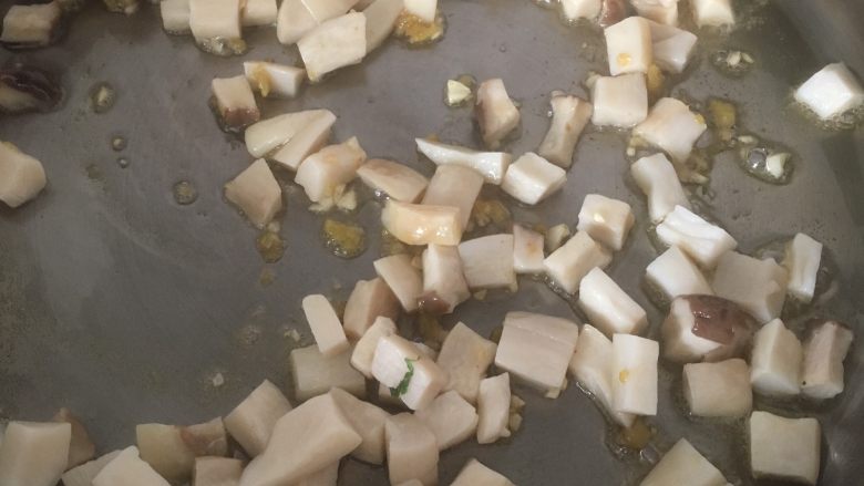 宫保杏鲍菇,把汆烫过的杏鲍菇丁放入锅中炒!