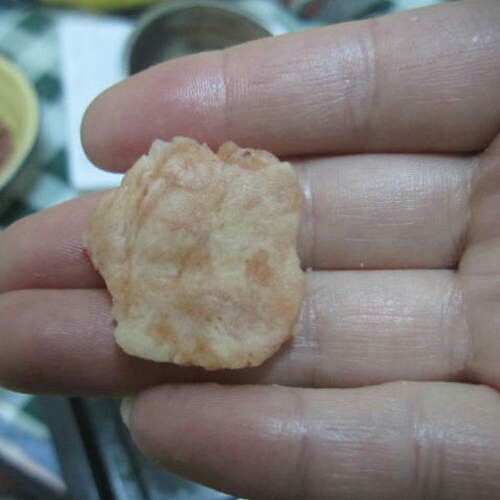 鱼皮花生,取一小块的面团,捏圆饼