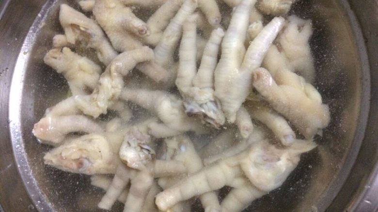凉拌鸡脚,捞出来之后马上放进冰水里泡,鸡爪爽的秘诀就在这噢~