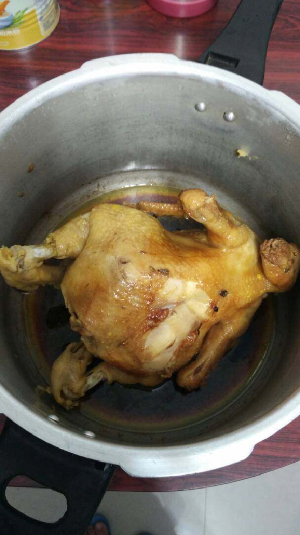 豉油鸡,<a style='color:red;display:inline-block;' href='/shicai/ 107'>鸡</a>洗干净，高压锅底放一点油