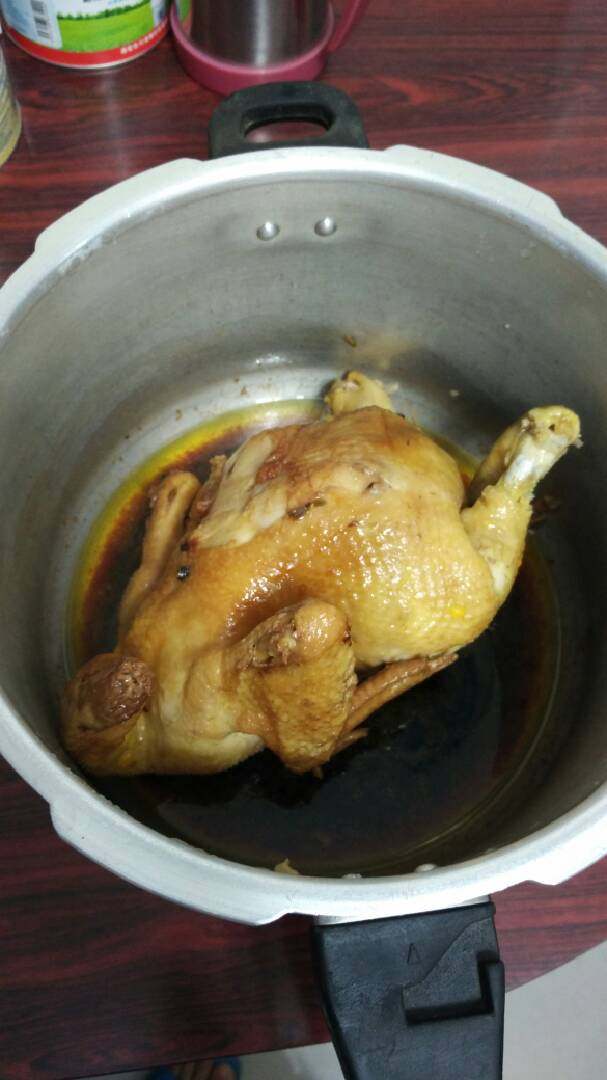 豉油鸡,调料:<a style='color:red;display:inline-block;' href='/shicai/ 788'>生抽</a>少许<a style='color:red;display:inline-block;' href='/shicai/ 762'>老抽</a>少许，合在一起搅均匀，把姜片，<a style='color:red;display:inline-block;' href='/shicai/ 695'>八角</a>，<a style='color:red;display:inline-block;' href='/shicai/ 710'>桂皮</a>，<a style='color:red;display:inline-block;' href='/shicai/ 135'>茴香</a>一起塞鸡肚里面，把鸡爪塞进去