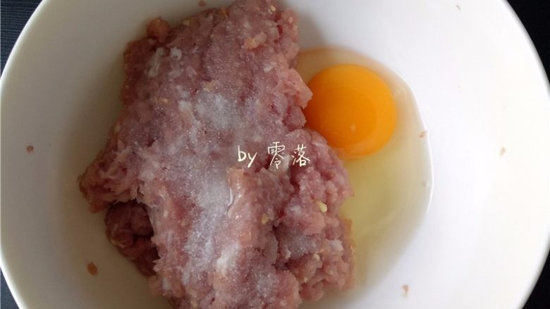 四川抄手,猪瘦肉洗净,砍成肉末;老姜洗净,剁碎;肉末同姜末混合,再调入适量盐,磕入鸡蛋;