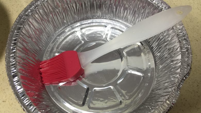 广式萝卜糕,蒸盘擦上少许花生油（家中可以用蒸糕盘或碟子都可以）