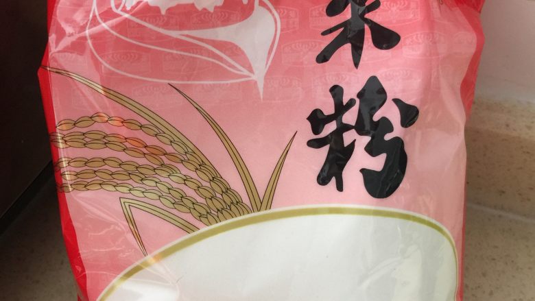 广式萝卜糕,<a style='color:red;display:inline-block;' href='/shicai/ 7127'>粘米粉</a>用100ml<a style='color:red;display:inline-block;' href='/shicai/ 156925'>水</a>开成粉团，然后与煮好萝卜一起拌匀