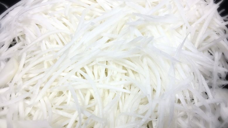 广式萝卜糕,萝卜去皮刨成丝