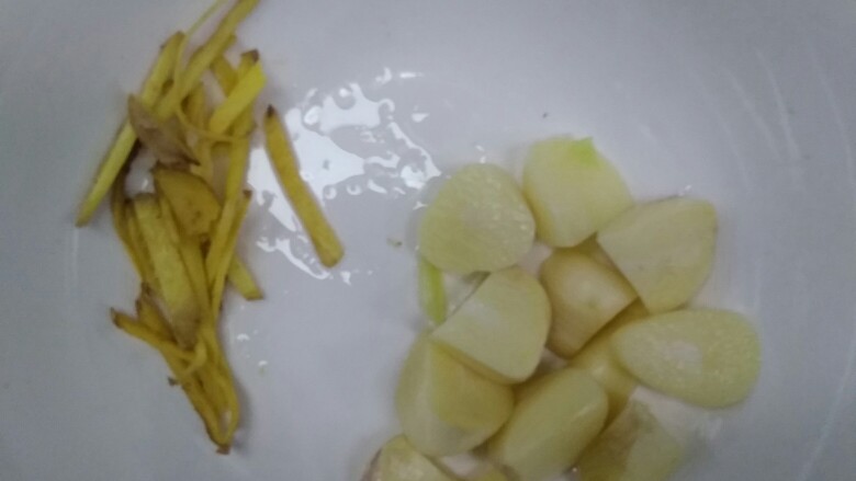 酸辣农家炖,准备好干大蒜和姜丝,待下锅