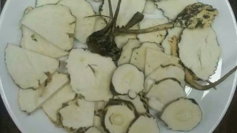 酸辣农家炖,准备自己喜欢的药材,待下锅