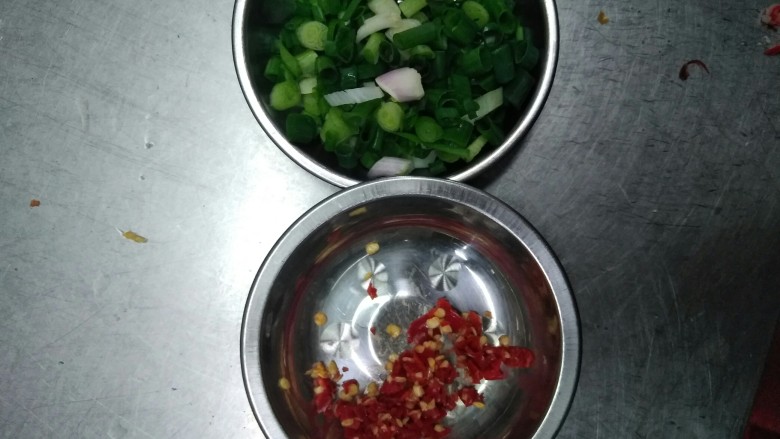 酸辣农家炖,加入陈醋,适用盐,鸡精,辣椒,红油辣子,花椒粉,一起把蔬菜下锅煮十分钟左右,入味