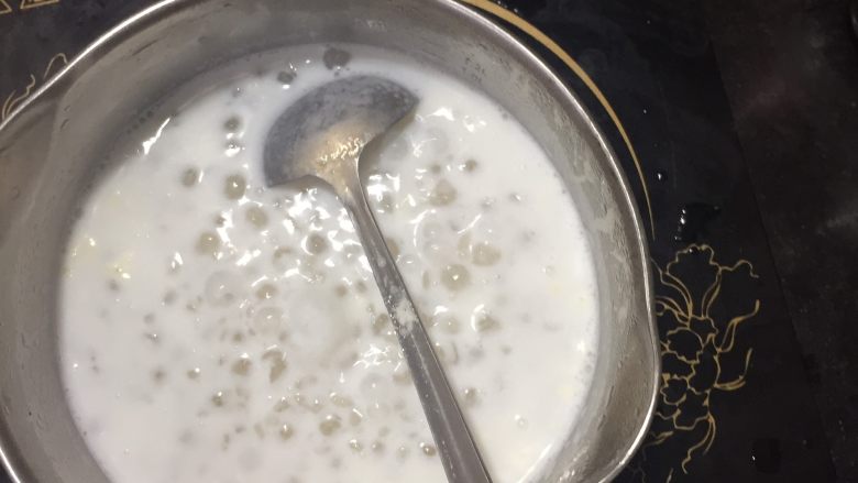 爱心寿司,空档时间顺带把西米露一起煮了(西米也是头天晚上用电饭煲煮好了的下次再讲解西米露的做法与注意)