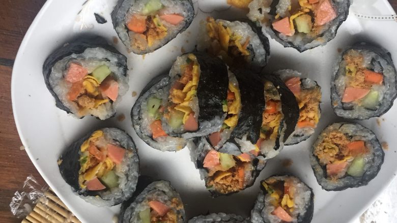 爱心寿司,美美的爱心寿司就做好了,告诉大家我今天准备的食材有点多,糯米煮多了准备酿糯米酒呢嘻嘻嘻