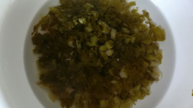 酸菜肉沫炒豌豆,这是自家泡了一年的酸菜,浸在水中半小时左右,去除多余盐分和酸度,挤干备用,