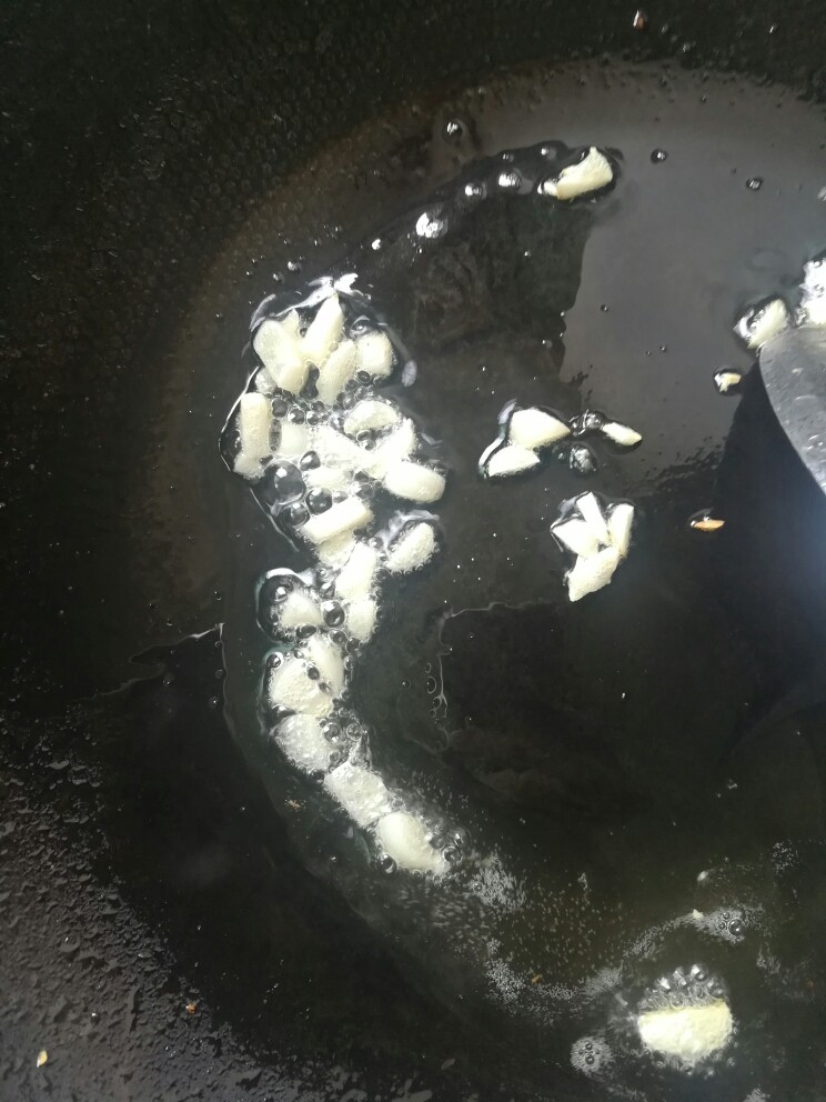 酸菜肉沫炒豌豆,坐锅热油,下蒜碎小火煸香。