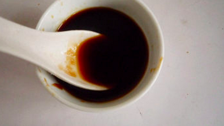 杏鲍菇扒西蓝花,加入一小勺<a style='color:red;display:inline-block;' href='/shicai/ 3729'>白糖</a>,少许清水调成一碗蚝油料汁。