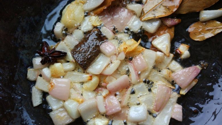 香菇卤肉饭,倒入<a style='color:red;display:inline-block;' href='/shicai/ 29'>洋葱</a>,炒至边缘泛黄。台式卤肉饭一般用油葱酥,为了节省时间,直接这样操作也可以,不影响味道