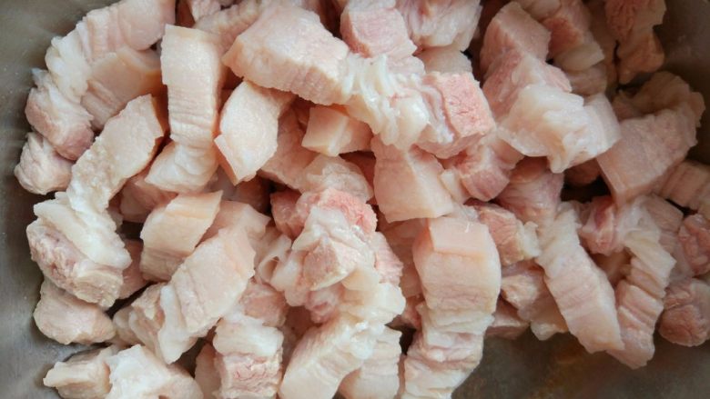 香菇卤肉饭,入冷水焯一下,沥净水份备用