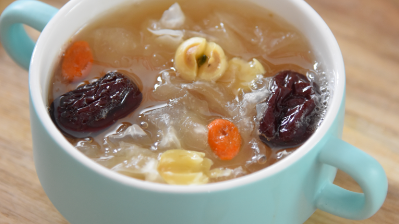 银耳莲子汤烹饪手法，滋阴润肺功效可比燕窝