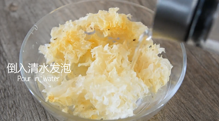 银耳莲子汤烹饪手法,滋阴润肺功效可比燕窝,倒入清水发泡