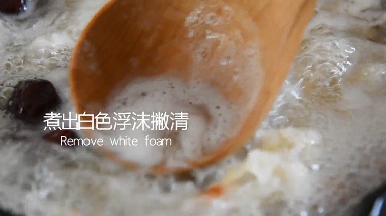 银耳莲子汤烹饪手法,滋阴润肺功效可比燕窝,煮出白色浮沫撇清