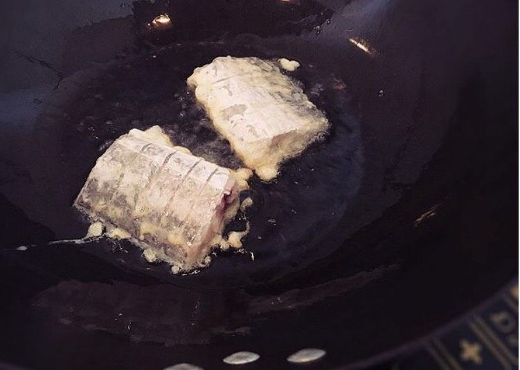 糖醋带鱼,锅里多放些油,烧到七成热放入鱼煎炸。